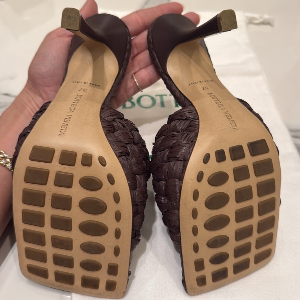 Brown raffia stretched heeled mules - Picture 3 of 3
